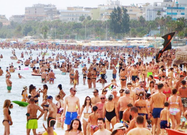 Domenica di afa e spiagge affollate, ma il meteo cambia: in arrivo temperature più miti e rischio grandine