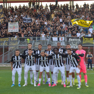 Frosinone-Ascoli 1-0, buone impressioni a Rieti per il primo test stagionale: abbraccio con i 1.100 tifosi bianconeri