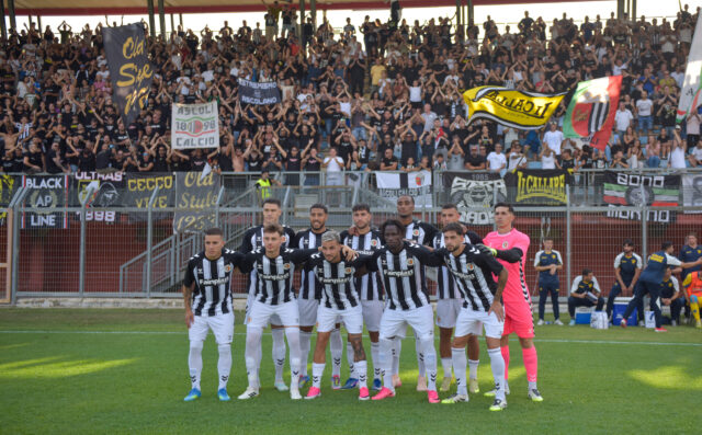 Frosinone-Ascoli 1-0, buone impressioni a Rieti per il primo test stagionale: abbraccio con i 1.100 tifosi bianconeri