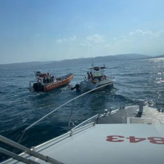 Paura a sei miglia dalla costa: barca rischia di affondare, salvati tre diportisti