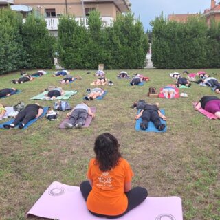 Yoga all’aria aperta nei comuni del Piceno, oltre 150 partecipanti alle lezioni gratuite