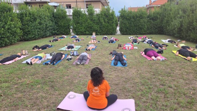 Yoga all’aria aperta nei comuni del Piceno, oltre 150 partecipanti alle lezioni gratuite