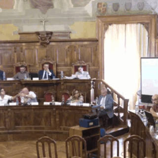 Scontro in aula tra Luzi e Fioravanti su asili e scuola “Falcone-Borsellino”