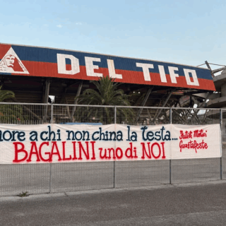 Striscione pro-Bagalini allo stadio: «Onore a chi non china la testa»