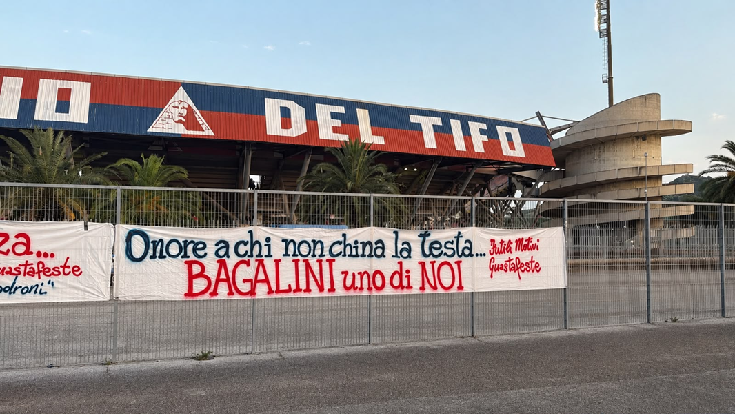 Striscione pro-Bagalini allo stadio: «Onore a chi non china la testa»