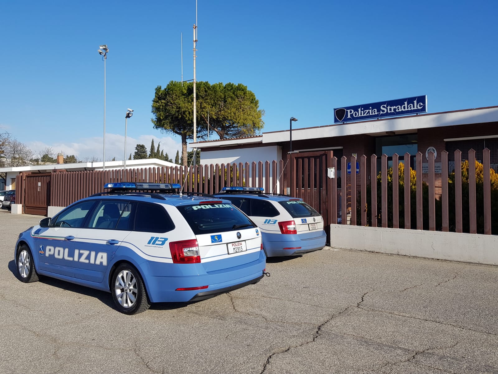 Non si ferma all’alt in A14, sfonda la barriera Telepass e provoca incidente a Grottammare