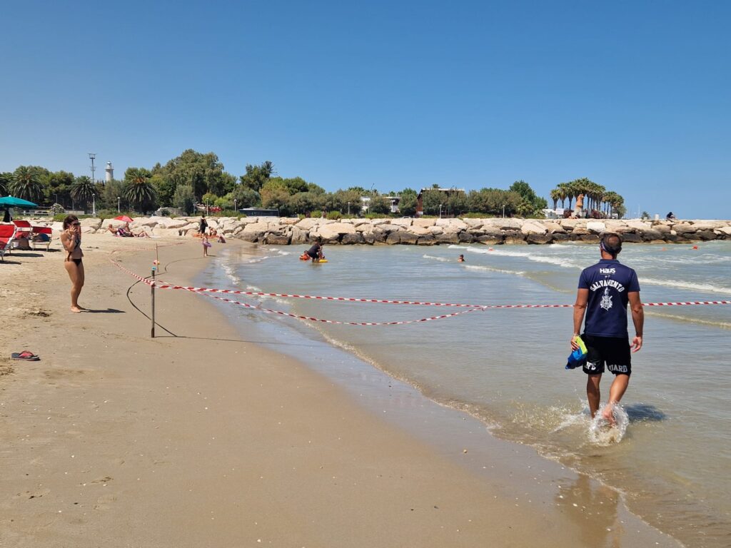 Disperso in mare, proseguono senza sosta le ricerche: chiusa la balneazione