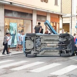 Auto si ribalta in pieno centro: due persone al Pronto Soccorso