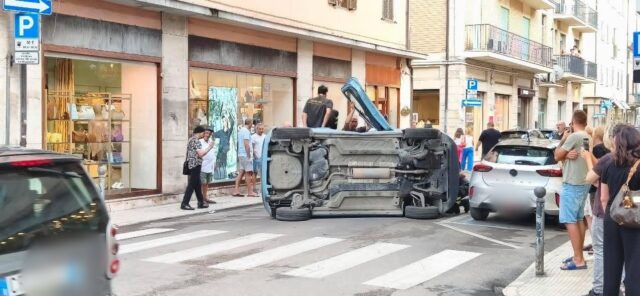 Auto si ribalta in pieno centro: due persone al Pronto Soccorso