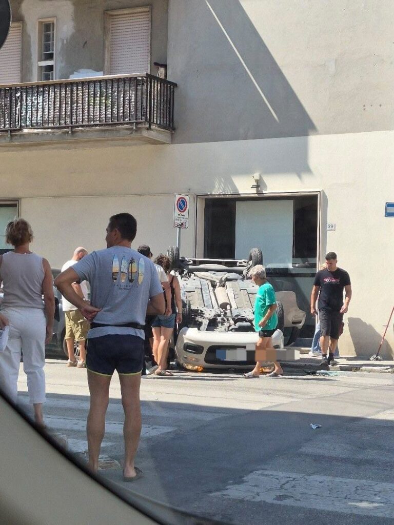 Scontro all’incrocio e un’auto finisce a “pancia” all’aria