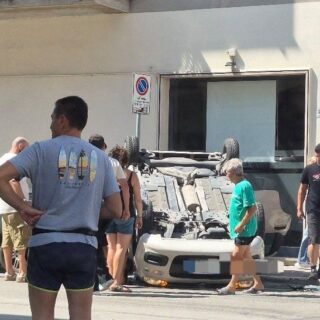 Scontro all’incrocio e un’auto finisce a “pancia” all’aria