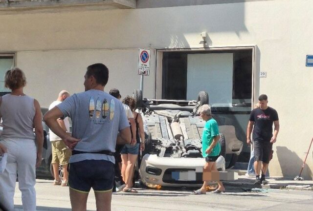 Scontro all’incrocio e un’auto finisce a “pancia” all’aria