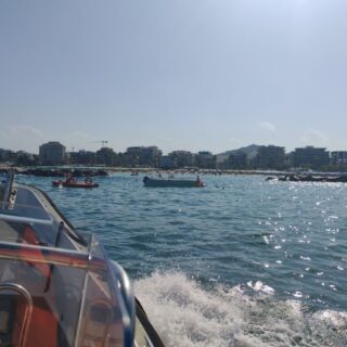 Paura in mare: natante senza pilota s’incaglia sugli scogli, il conducente era finito in acqua
