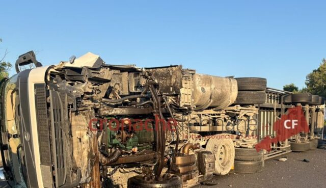 Camion si ribalta in A14, conducente estratto dall’abitacolo. Allertato anche l’elisoccorso