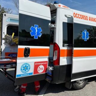 Bagnino ferito al volto da un ombrellone: trasportato in ospedale