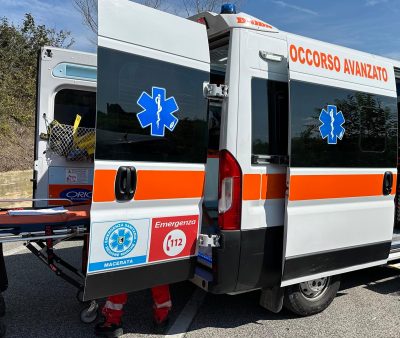 Bagnino ferito al volto da un ombrellone: trasportato in ospedale