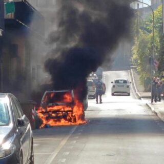 Auto in fiamme, intervengono i vigili del fuoco