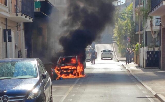 Auto in fiamme, intervengono i vigili del fuoco