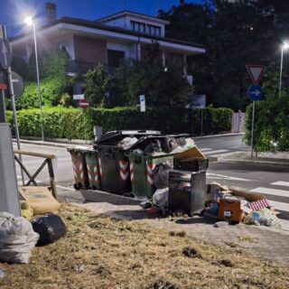 Degrado in Via Duse, un cittadino: «Il Comune intervenga, siamo al limite»