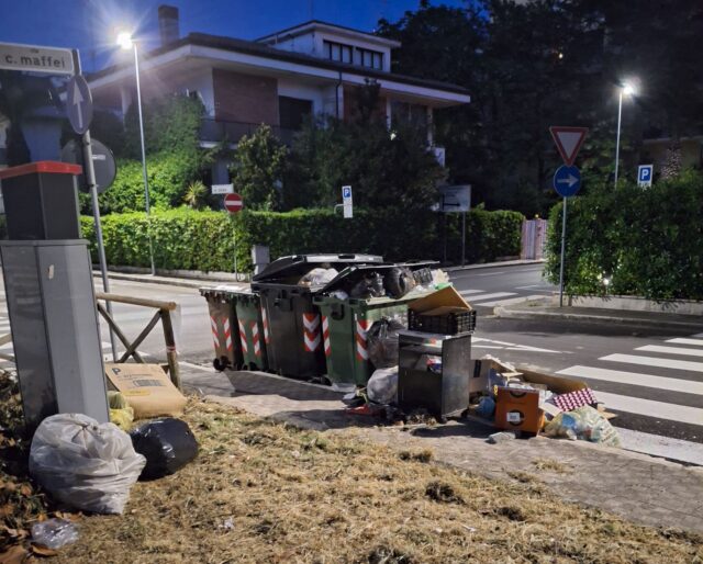 Degrado in Via Duse, un cittadino: «Il Comune intervenga, siamo al limite»