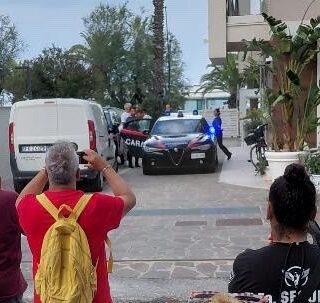 Fugge all’alt dei carabinieri, inseguimento tra le strade di Porto d’Ascoli: bloccato in un residence