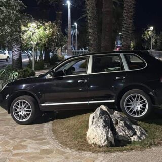 La sosta irregolare sotto accusa: «Mette a rischio pedoni e disabili»