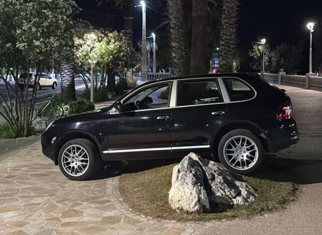 La sosta irregolare sotto accusa: «Mette a rischio pedoni e disabili»