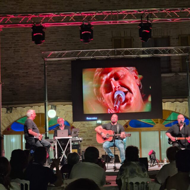 Alberto canta e racconta papà Pierangelo Bertoli