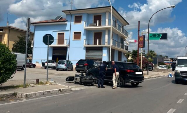 Doppio incidente sulla Statale: ciclista ferito e traffico rallentato