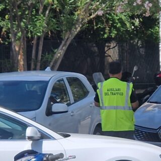 Grandine, stop alle multe sulle strisce blu per le auto danneggiate: l’annuncio del sindaco Mozzoni
