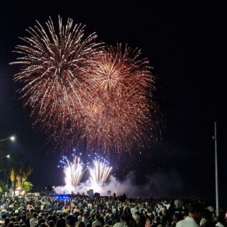 Migliaia di persone con il naso all’insù: il gran finale della Festa della Marina incanta la Riviera