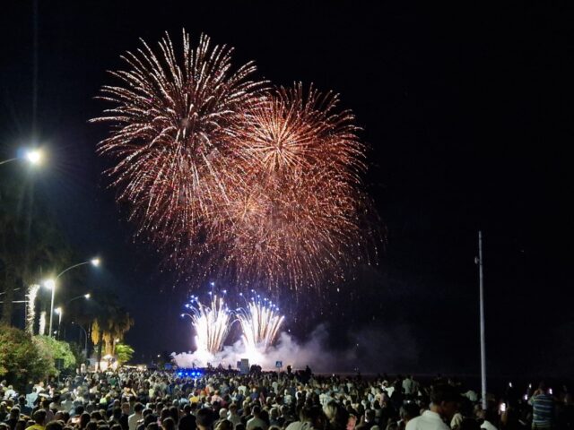 Migliaia di persone con il naso all’insù: il gran finale della Festa della Marina incanta la Riviera