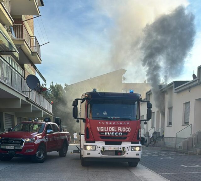 Ha un diverbio con la fidanzata, prova a dar fuoco alla casa