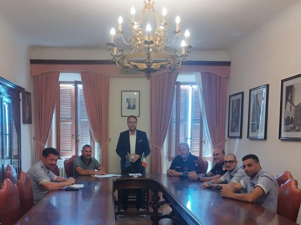 Firmata la convenzione con i volontari dell’Associazione Nazionale Carabinieri: tre anni di supporto per sicurezza, viabilità ed eventi