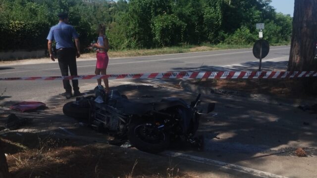 violento scontro tra auto e moto sulla Salaria: due centauri feriti, uno elitrasportato a Torrette