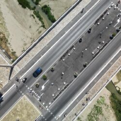 Ponte sull’Albula, tra sperimentazione per le bici e idee sul futuro: riapre il dibattito sul “vuoto” del lungomare Nord