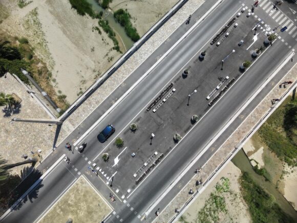 Ponte sull’Albula, tra sperimentazione per le bici e idee sul futuro: riapre il dibattito sul “vuoto” del lungomare Nord