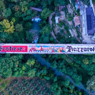“Alba Biancorossa”, la Piazzarola dipinge l’attesa della rinascita sul ponte di Porta Cartara