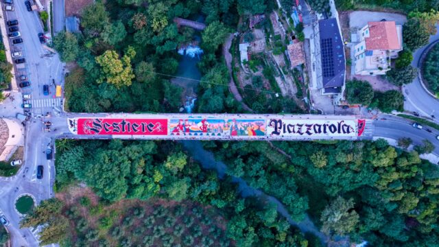 “Alba Biancorossa”, la Piazzarola dipinge l’attesa della rinascita sul ponte di Porta Cartara