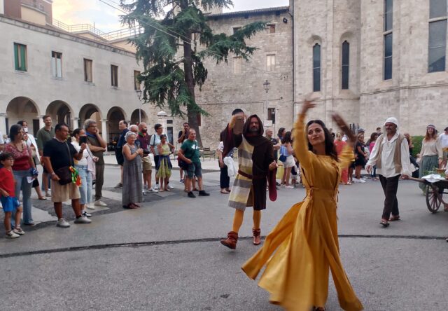Tra chiarine, dame e cavalieri: la Quintana in notturna regala uno spettacolo da favola
