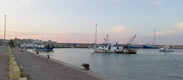 Avaria al largo, la Guardia Costiera soccorre un motopeschereccio e mette in sicurezza l’equipaggio