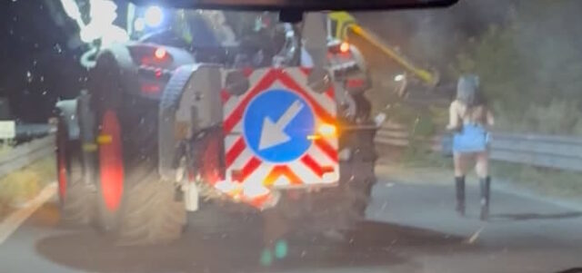 A piedi lungo la superstrada: salvata una 18enne