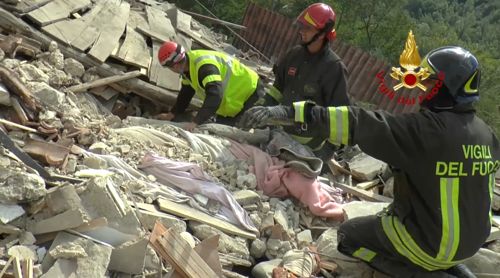 Dieci anni dal sisma, il toccante filmato dei Vigili del fuoco