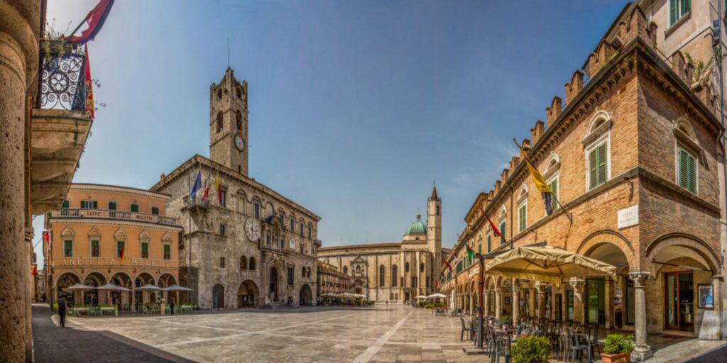 Quattro passi in città: da Piazza del Popolo a Palazzo Malaspina, viaggio nel cuore rinascimentale della città