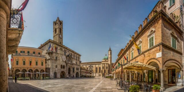 Quattro passi in città: da Piazza del Popolo a Palazzo Malaspina, viaggio nel cuore rinascimentale della città