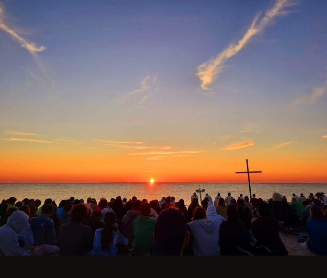 Ferragosto, l’altra alba: giovani in spiaggia per incontrare la fede