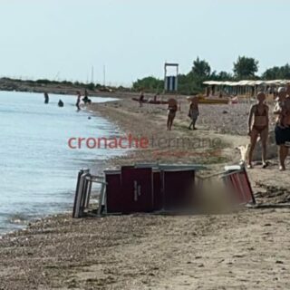 Tragedia sulla spiaggia, donna si accascia in riva al mare e muore