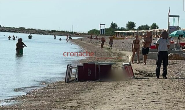 Tragedia sulla spiaggia, donna si accascia in riva al mare e muore