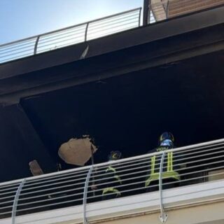 Incendio su un balcone, intervengono i vigili del fuoco