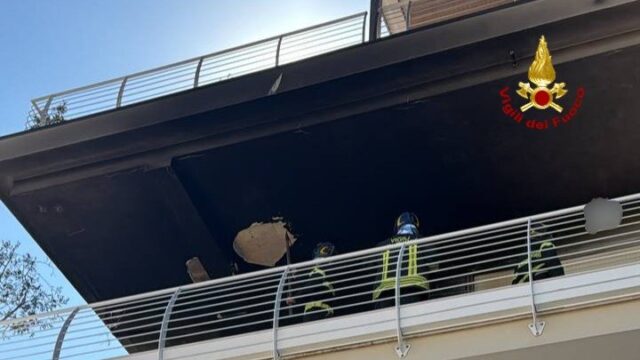 Incendio su un balcone, intervengono i vigili del fuoco
